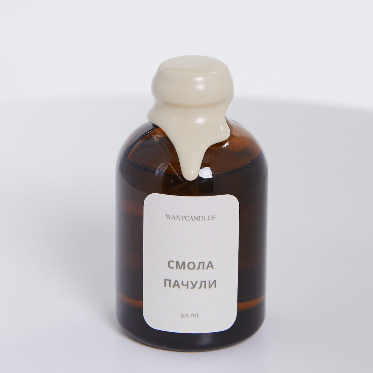 запах смолы. смолой запахли. янтарь окаменевшая смола хвойных деревьев. смолой запахли. амбра на белом фоне.